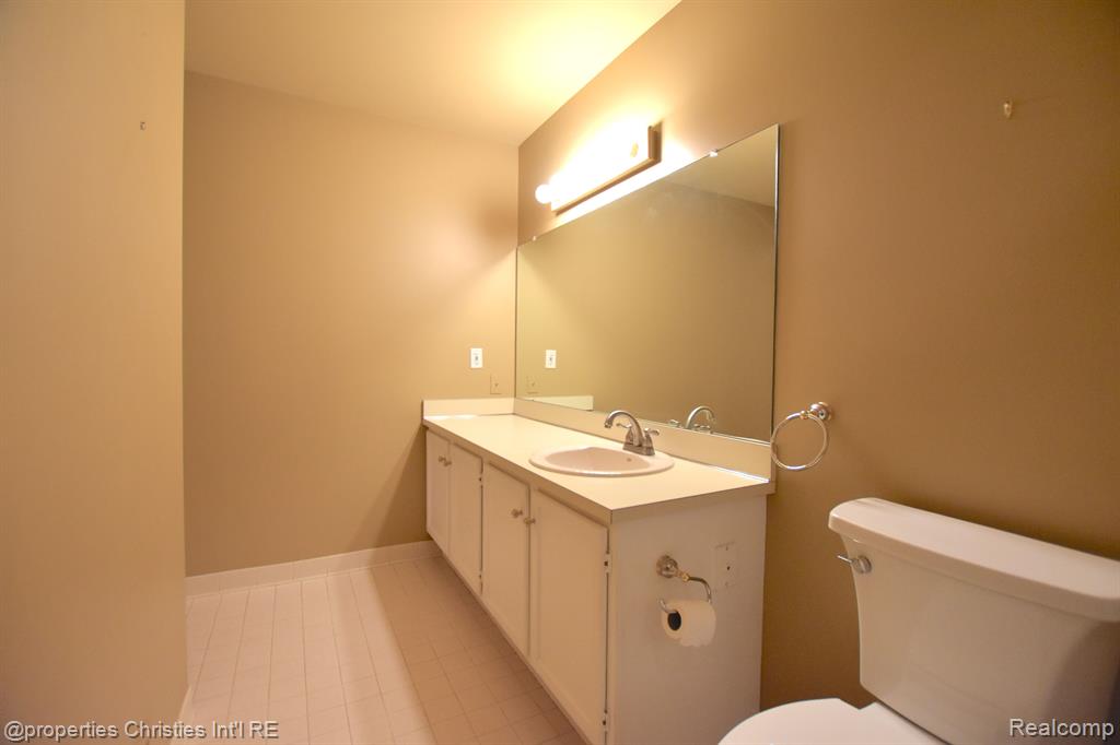 1752 S HILL Boulevard, Bloomfield Hills, MI 48304 — Photo 21