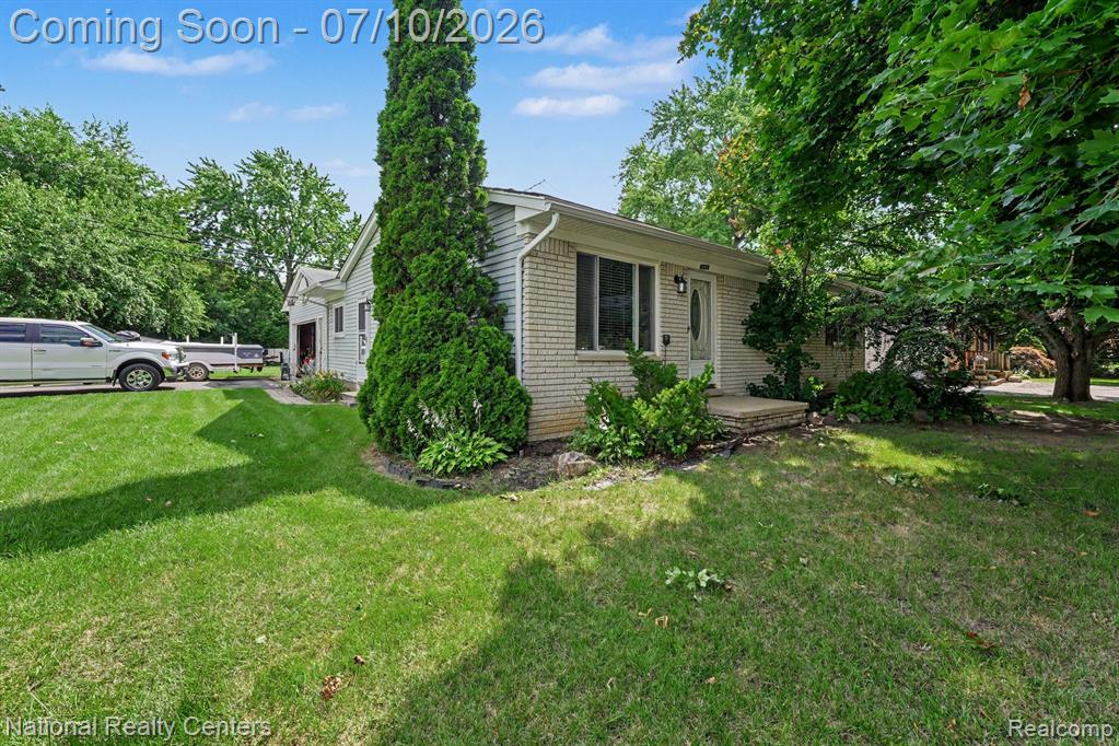 4771 Hatchery Road, Waterford, MI 48329 — front exterior