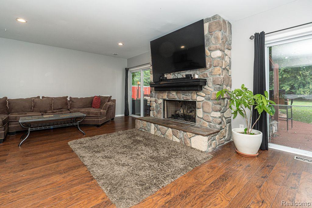 8871 SUNCREST Drive, Sterling Heights, MI 48314 — Photo 20
