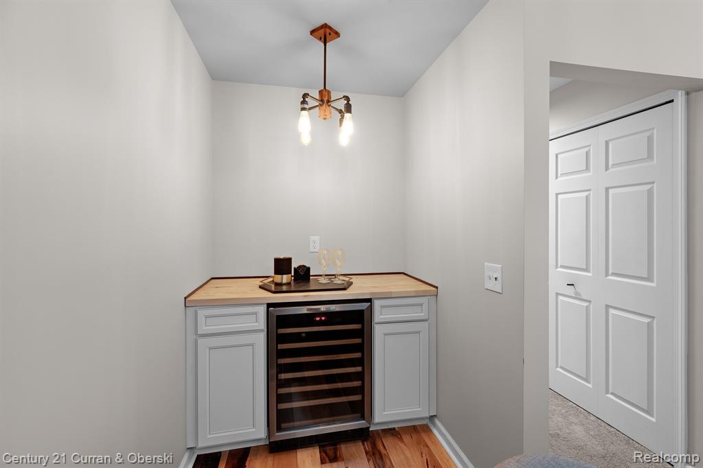 23046 WILLIAMSBURG Circle, Woodhaven, MI 48183 — Photo 10