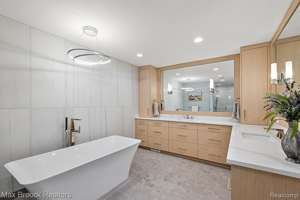 3540 Erie Drive, Orchard Lake Village, MI 48324 — Photo 21