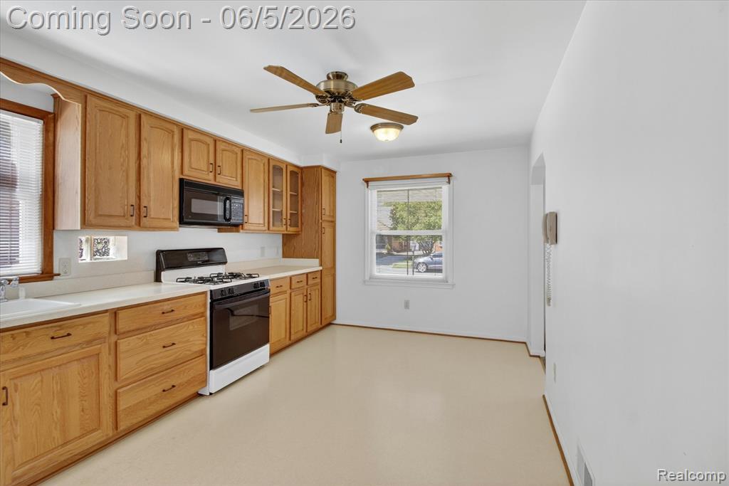 9825 Becker Avenue, Allen Park, MI 48101 — Photo 12