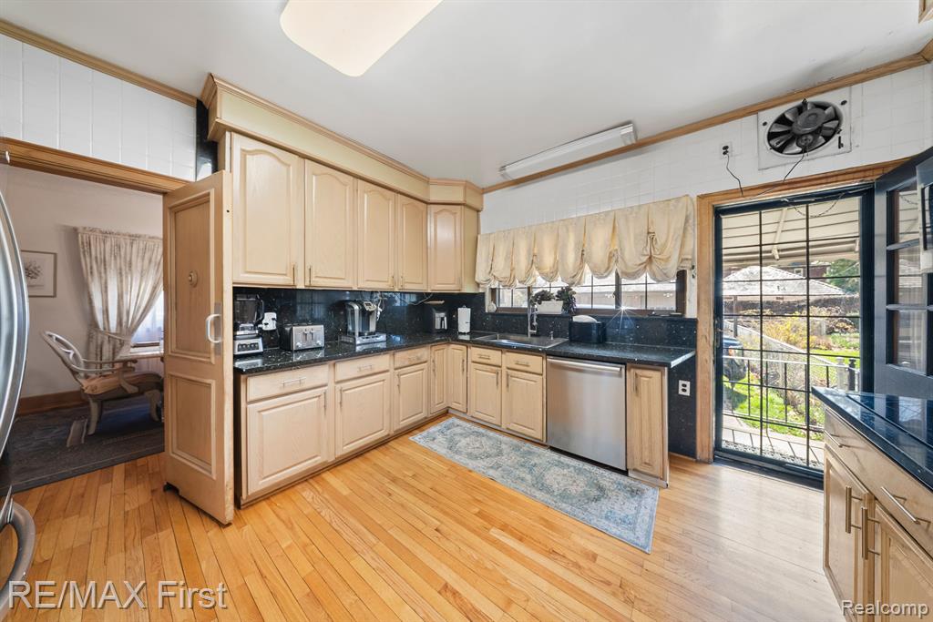 725 W BOSTON Boulevard, Detroit, MI 48202 — Photo 19