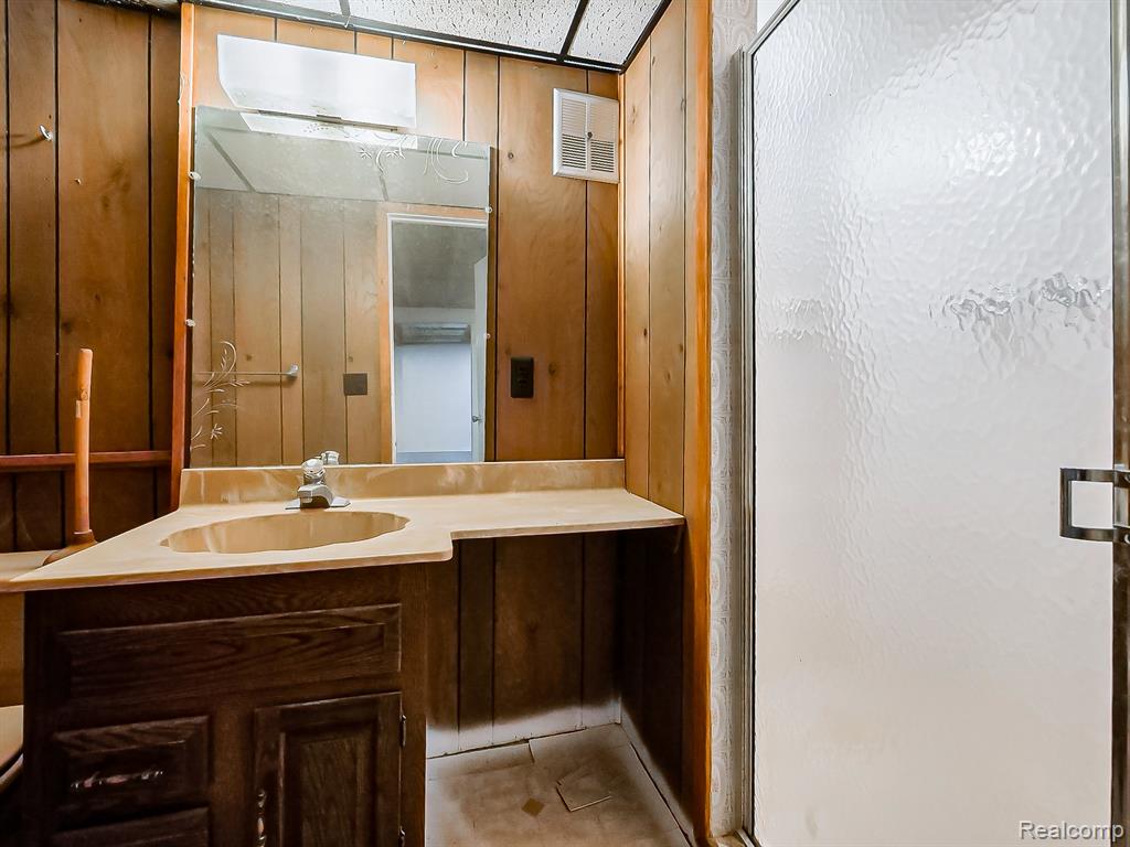 7329 Camelot Drive, West Bloomfield, MI — Photo 32