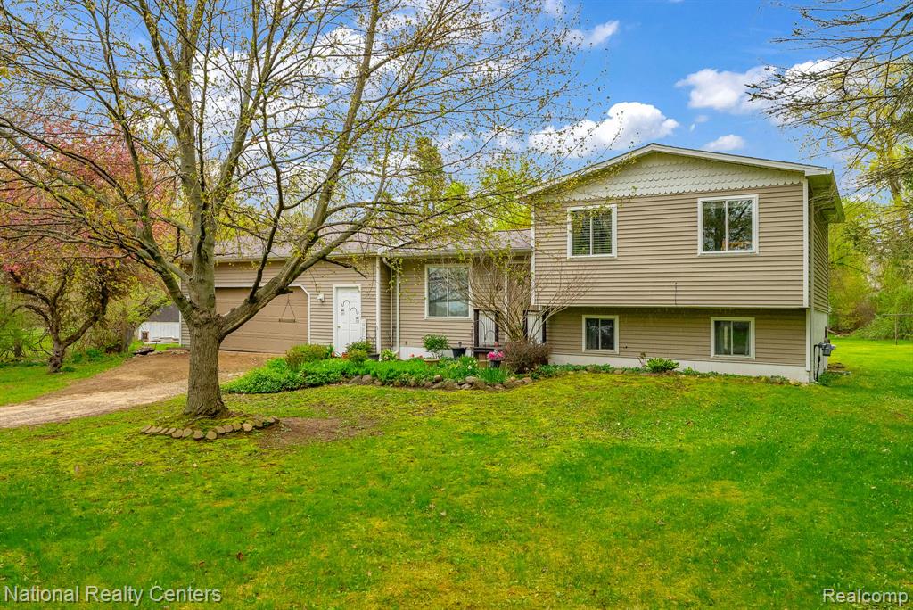 2230 Stonesthrow Drive, Lapeer, MI 48446 — front exterior
