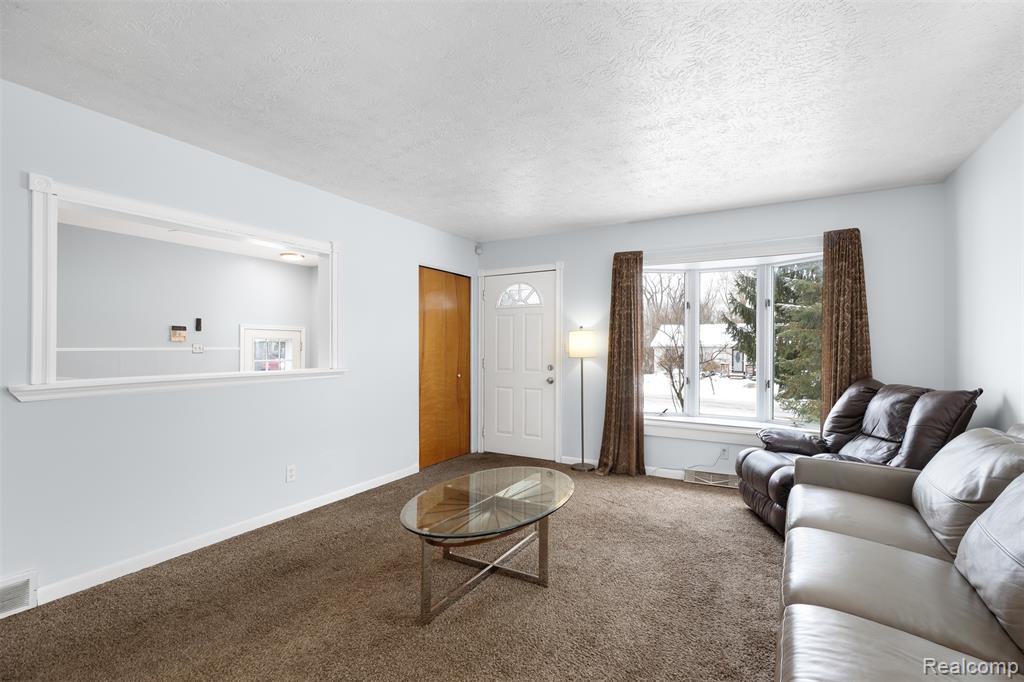 6428 Cloverton Drive, Waterford, MI 48329 — Photo 4