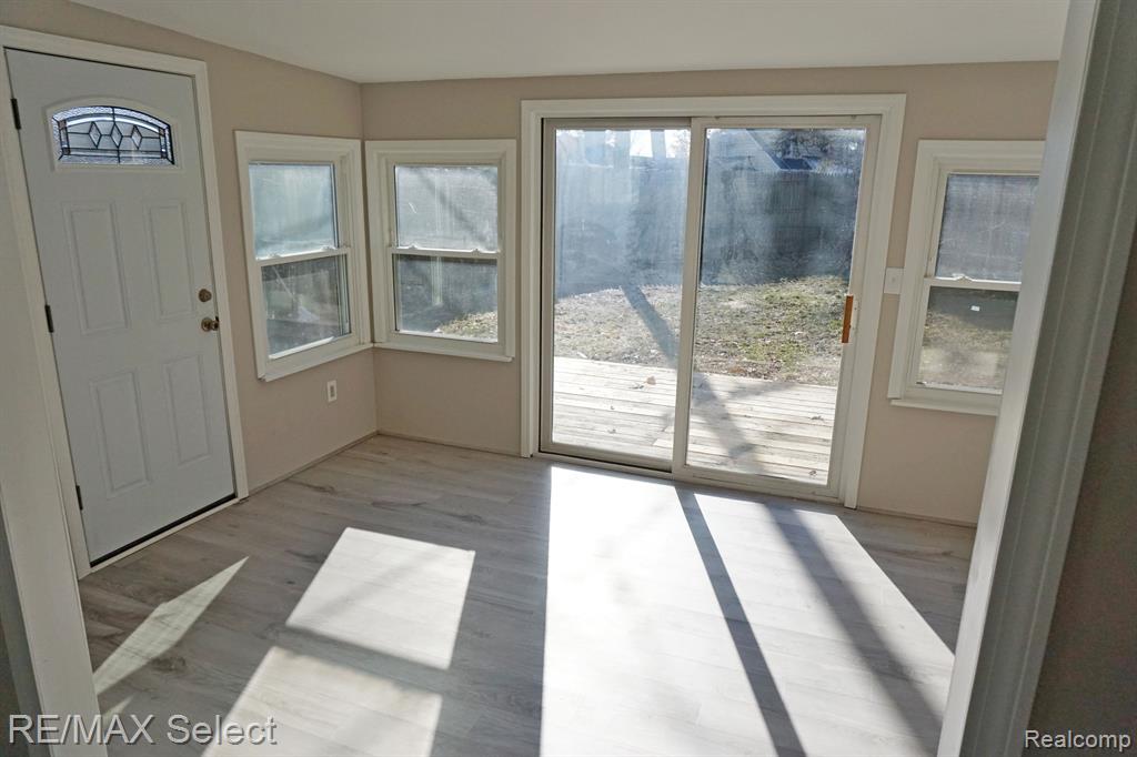 570 SHOREVIEW Drive, Waterford, MI 48328 — Photo 20