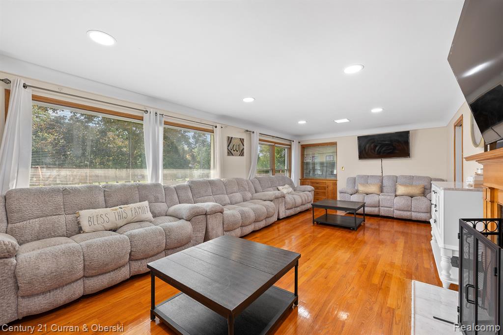 730 WOODCREST Drive, Dearborn, MI 48124 — Photo 4