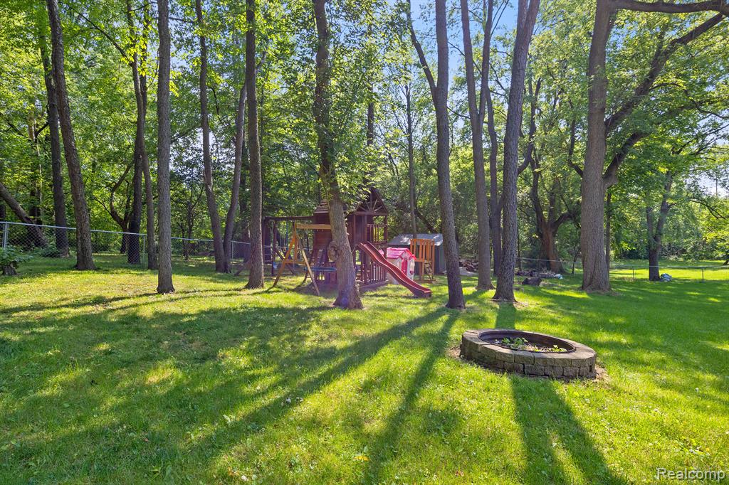 54655 PONTIAC Trail, Milford, MI 48381 — Photo 45