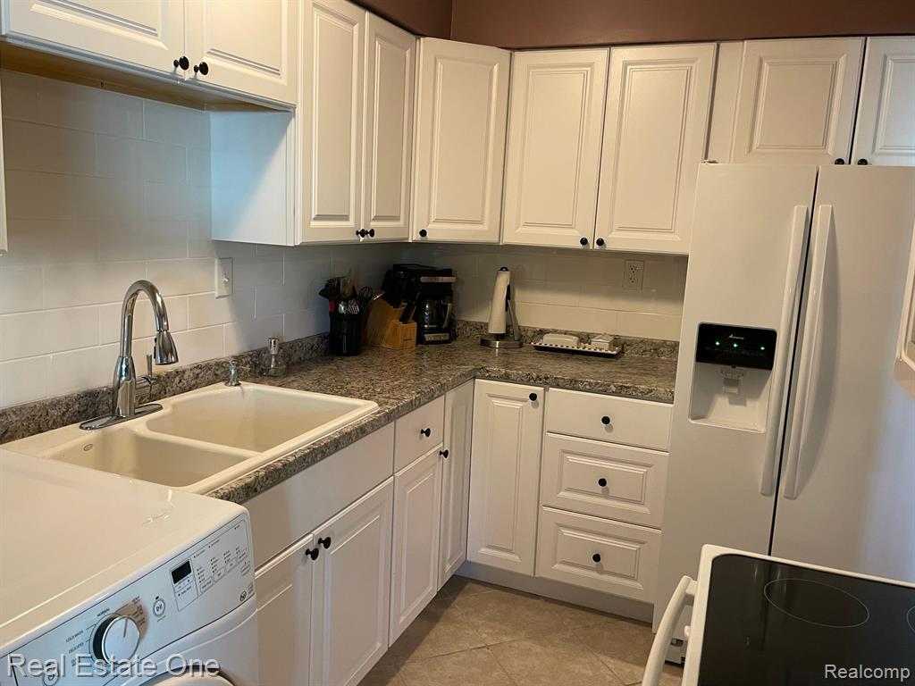 1864 COLONIAL VILLAGE Way, 2, Waterford, MI 48328 — Photo 8
