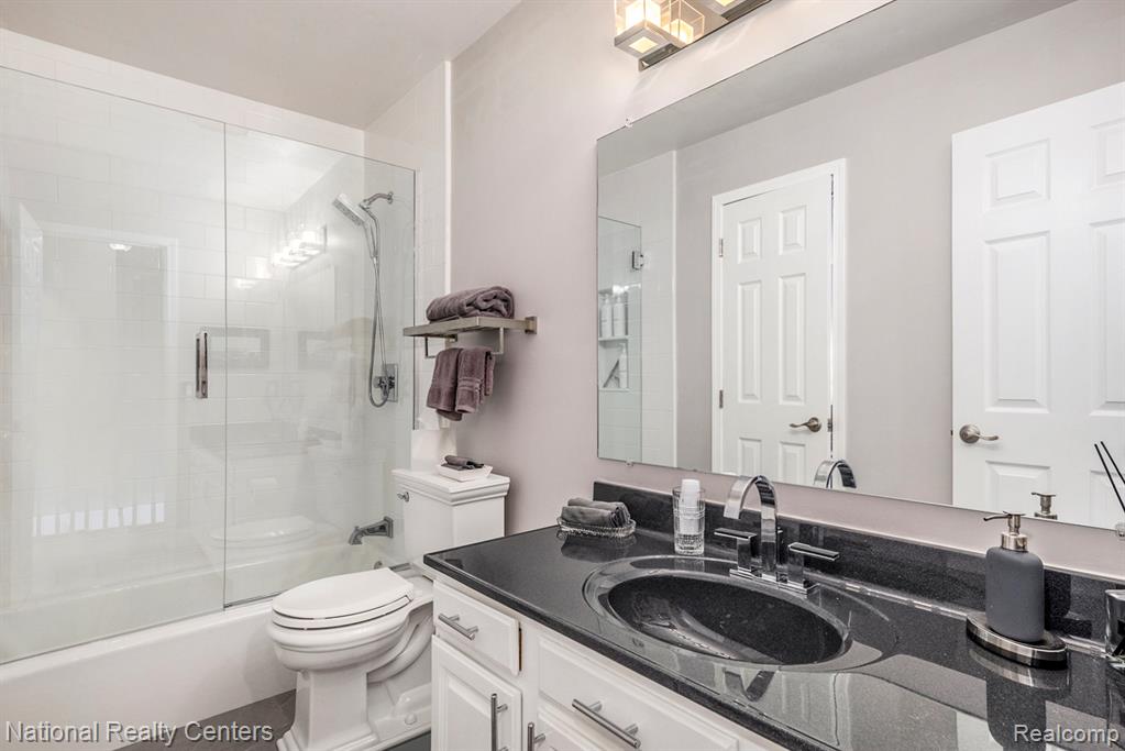 5049 Langlewood Drive, West Bloomfield, MI — Photo 33