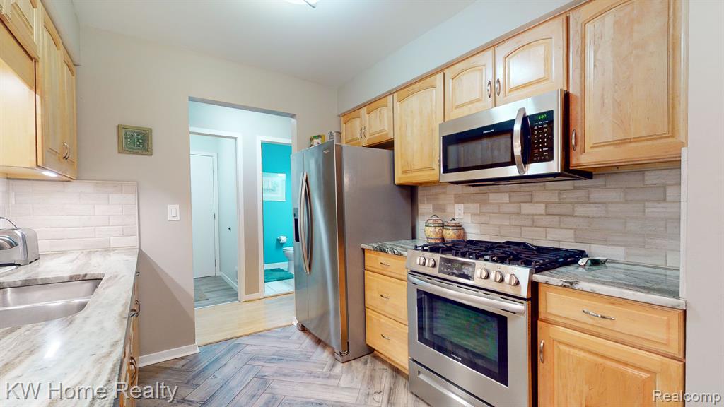 606 WINWOOD Circle, Walled Lake, MI 48390 — Photo 9
