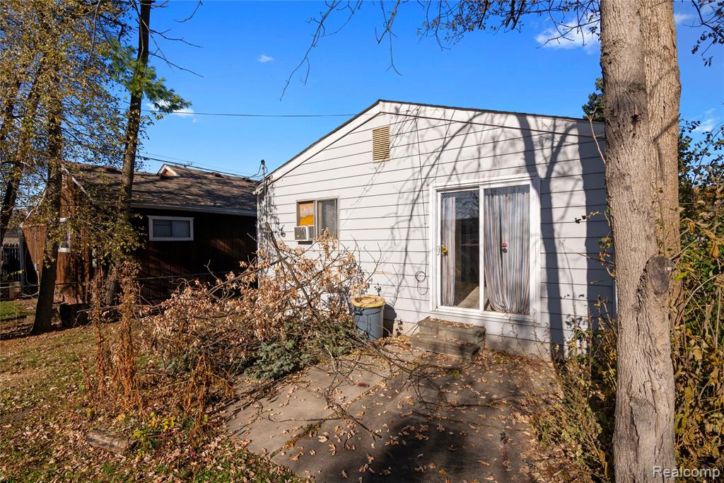 20842 Ridgemont Road, Harper Woods, MI 48225 — Photo 23