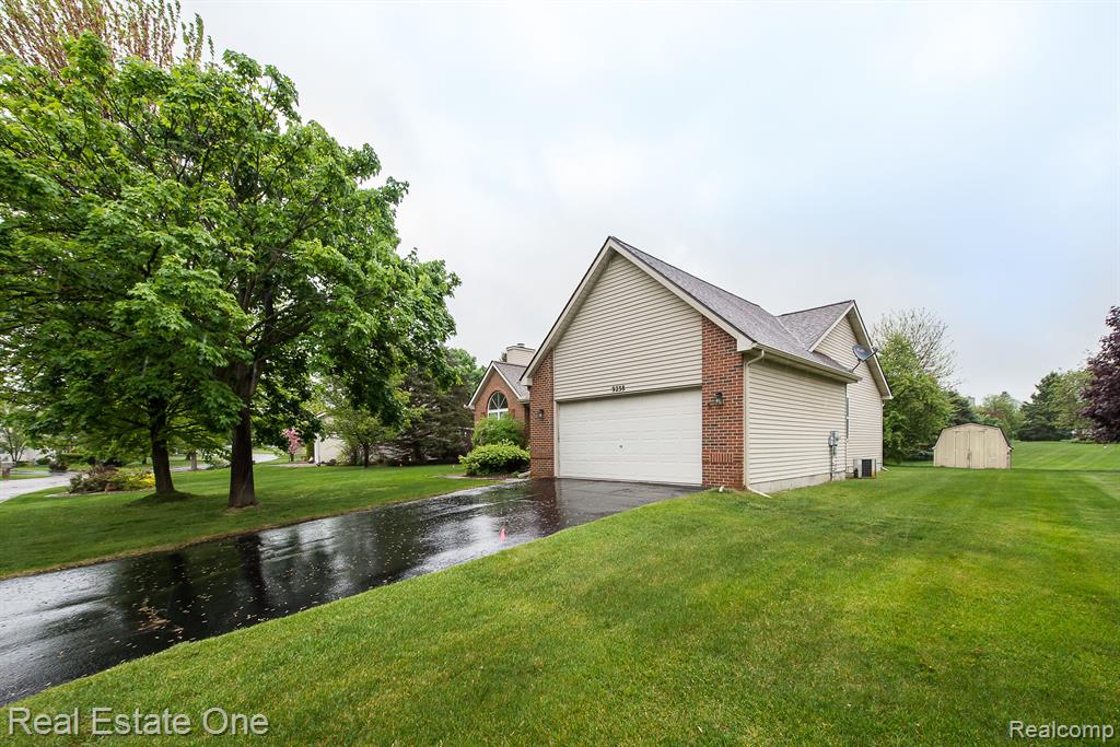 9238 APPLEVIEW, Brighton, MI 48116 — Photo 2