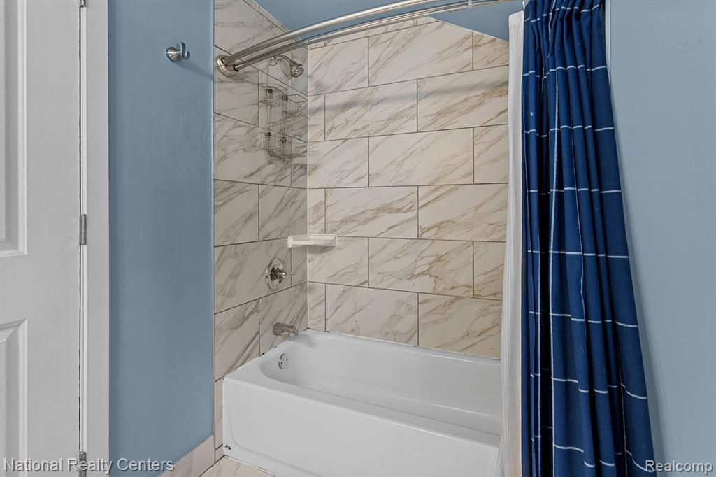 3706 Lakeview Boulevard, Orchard Lake Village, MI 48324 — Photo 28