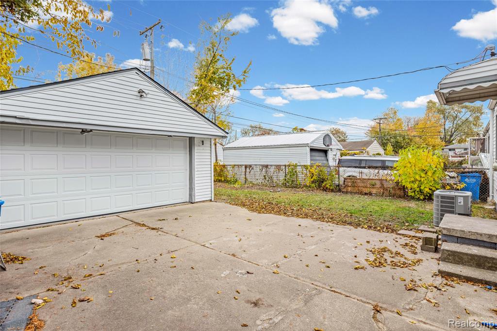 975 E Barrett Avenue, Madison Heights, MI 48071 — Photo 31