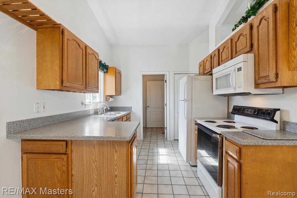 22571 Silver Creek Drive, 16, Woodhaven, MI 48183 — Photo 6