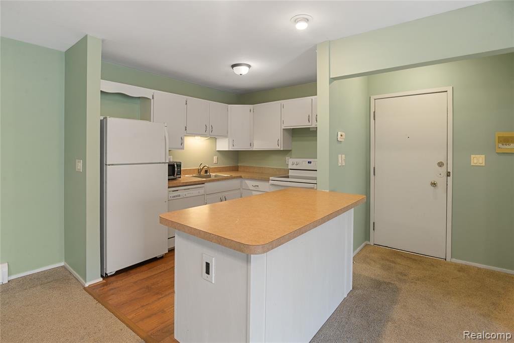 32010 Grand River Avenue, 18, Farmington, MI 48336 — Photo 7