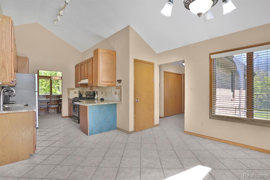53201 MARANATHA Lane, Wixom, MI 48393 — Photo 12
