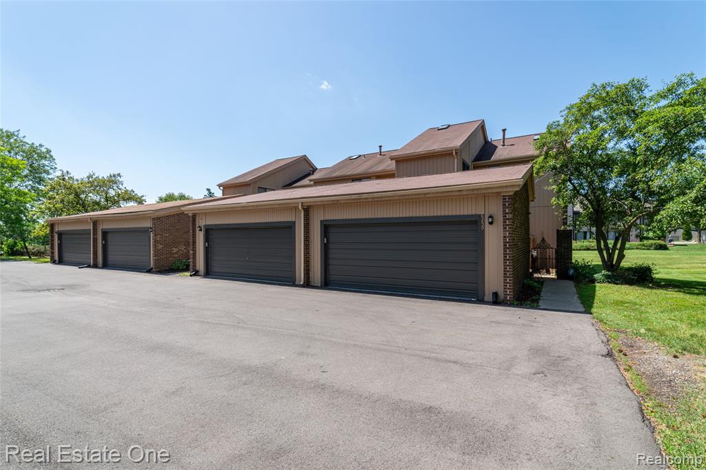 6250 Potomac Circle, West Bloomfield, MI — Photo 2