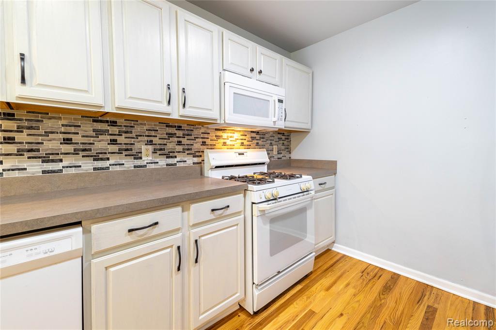 751 Lochaven Road, Waterford, MI 48327 — Photo 16