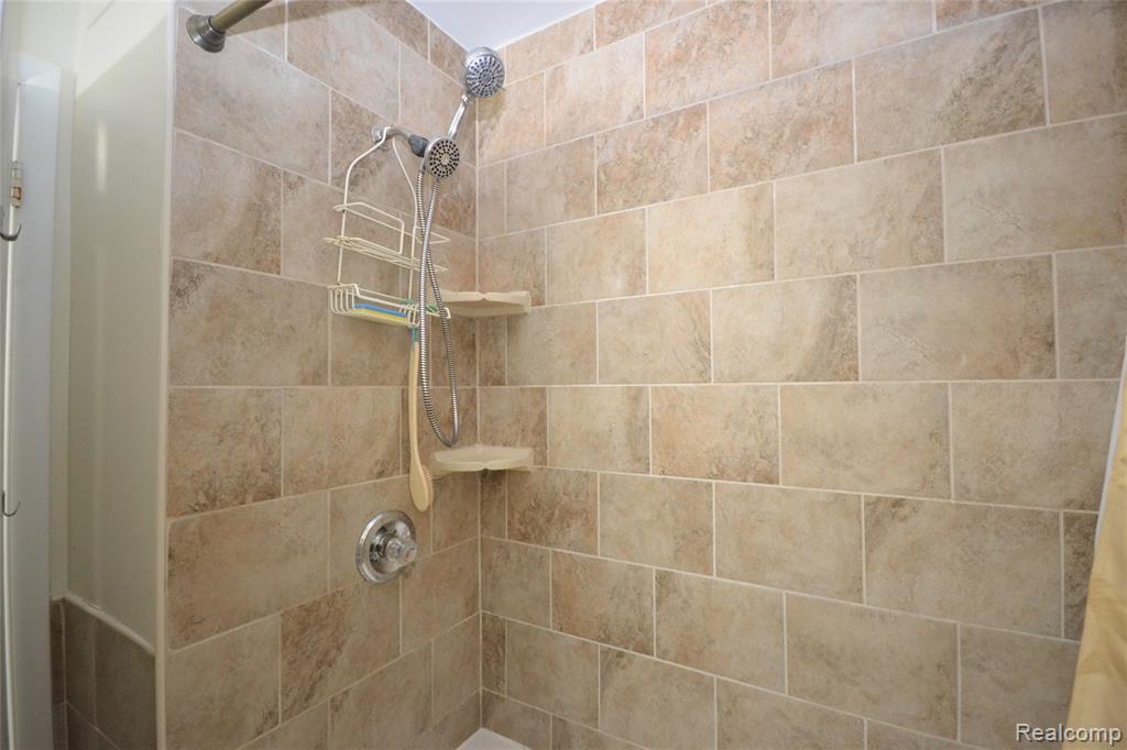 559 Fox Hills Drive N, Bloomfield Hills, MI 48304 — Photo 16