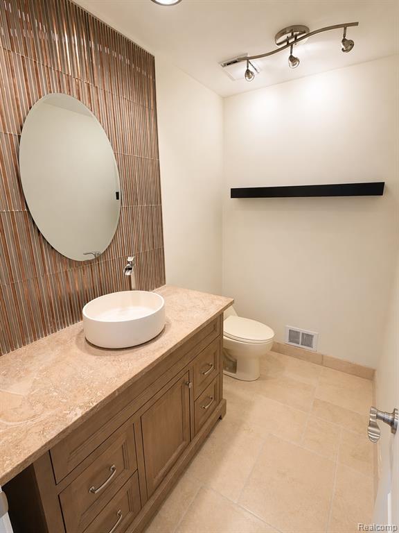 5525 Woodland Court, West Bloomfield, MI — Photo 32