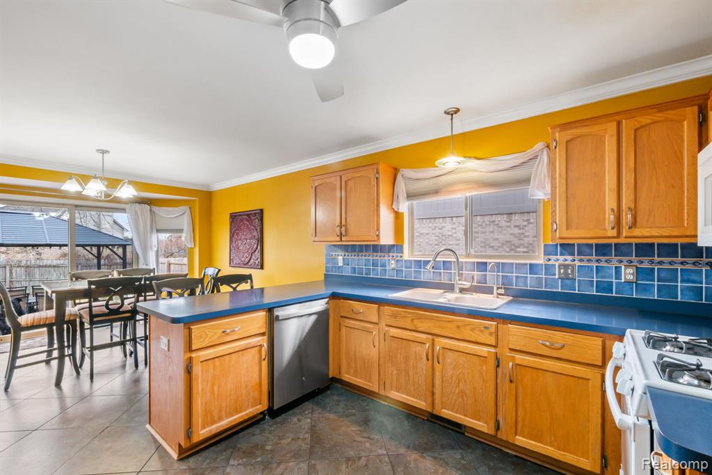 49248 Berkshire Drive, Chesterfield, MI 48047 — Photo 25