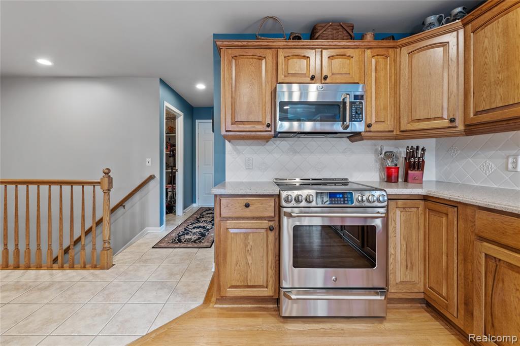 225 Redwood Lane, Leonard, MI 48367 — Photo 16
