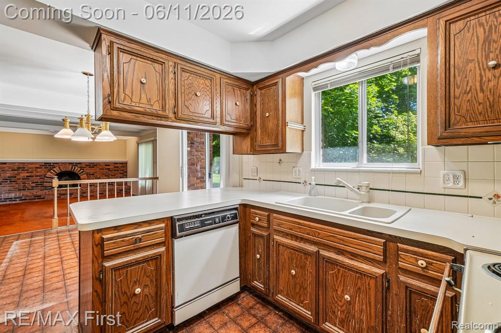 5950 Diamond Drive, Troy, MI 48085 — Photo 14