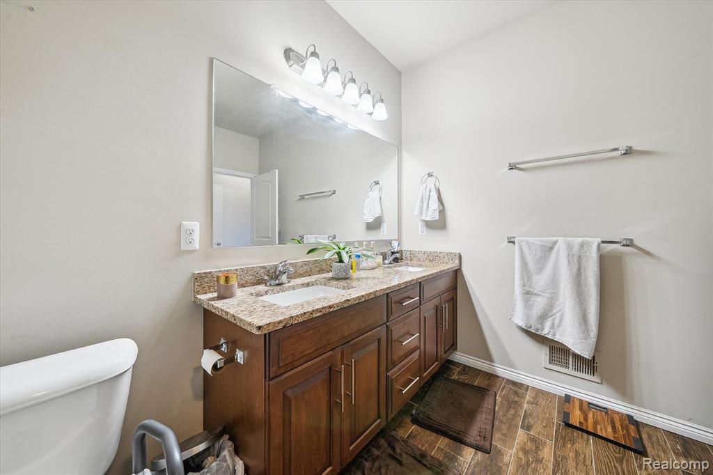 5121 HAWKSEYE Trace, Warren, MI 48092 — Photo 33