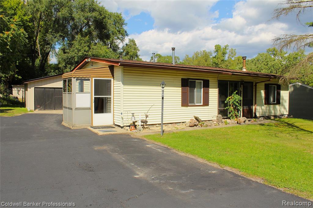 10593 9 Mile Road, Whitmore Lake, MI 48189 — front exterior