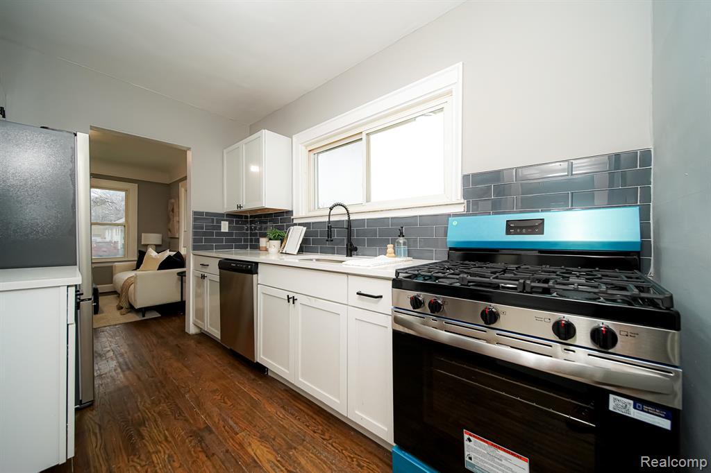 74 W BERNHARD Avenue, Hazel Park, MI 48030 — Photo 16