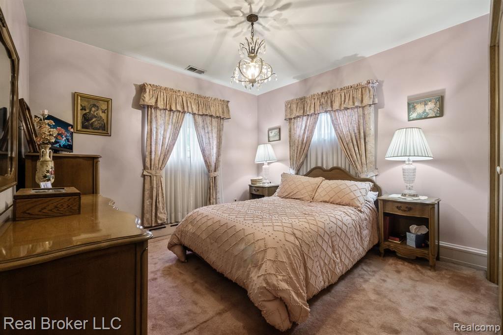 6110 WHITEFIELD Street, Dearborn Heights, MI 48127 — Photo 12