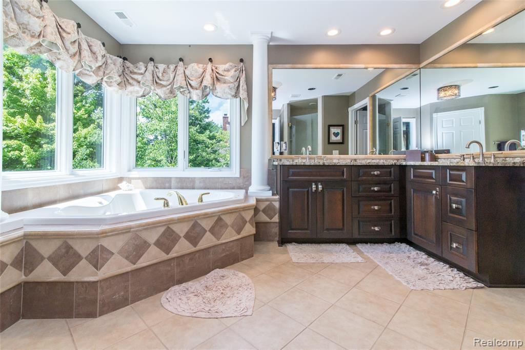 3166 W Beach Lake Drive, Milford, MI, 48380