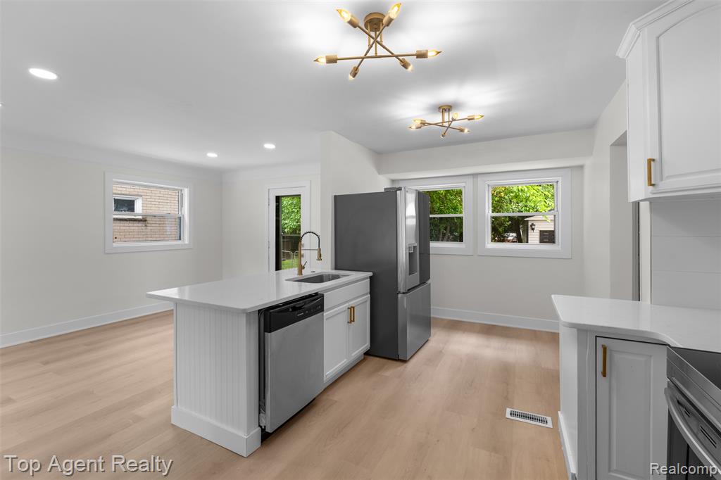 24300 Seneca Street, Oak Park, MI 48237 — Photo 18