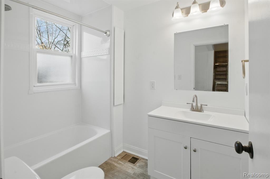 880 WHITE Avenue, Lincoln Park, MI 48146 — Photo 38