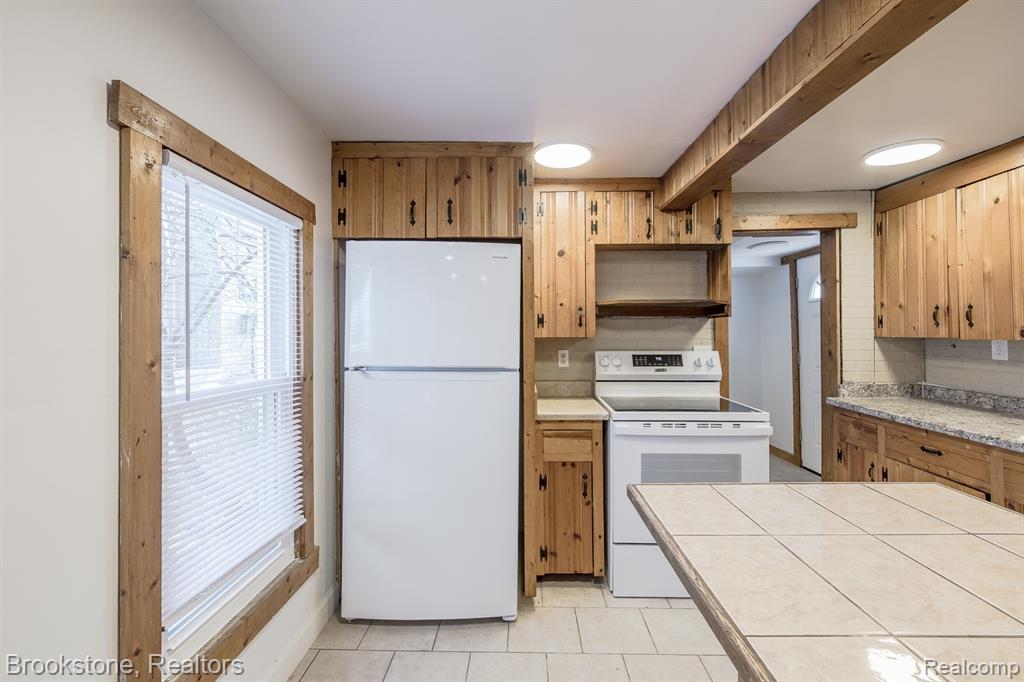 31 Heights Road, Lake Orion, MI 48362 — Photo 11