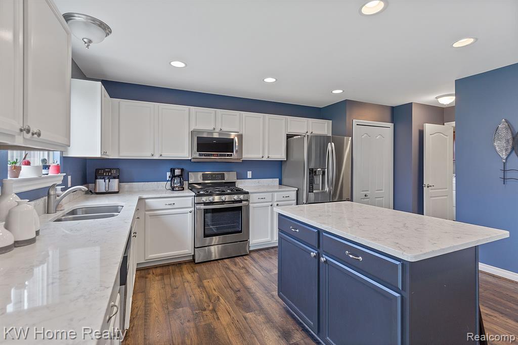 28642 OAKMONTE Circle W, New Hudson, MI 48165 — Photo 18