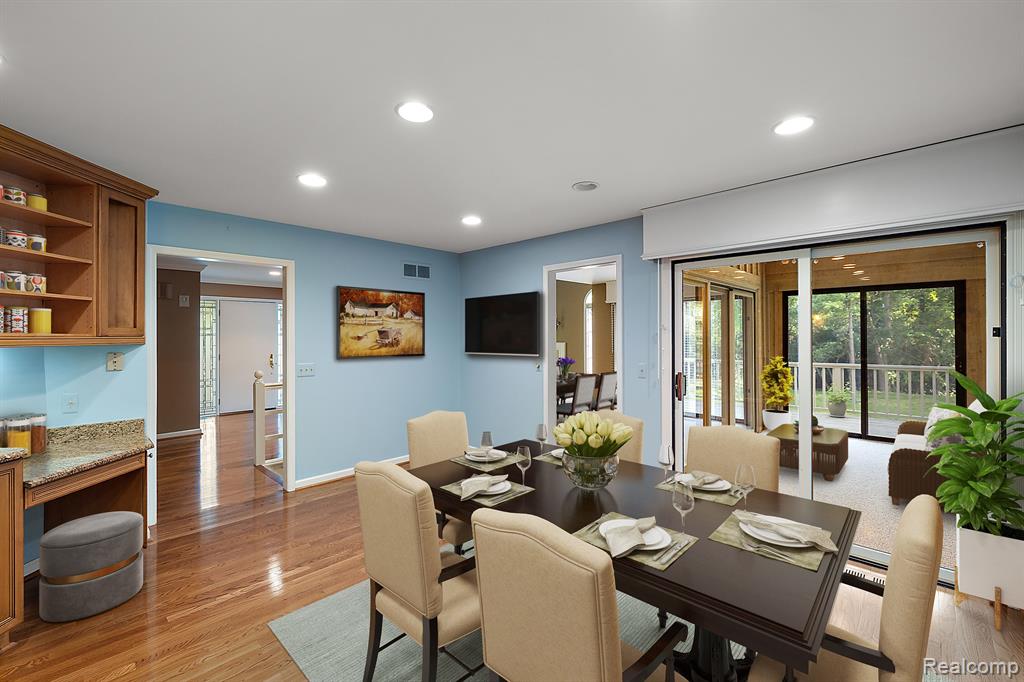 2401 HICKORY GLEN Drive, Bloomfield Hills, MI 48304 — Photo 11