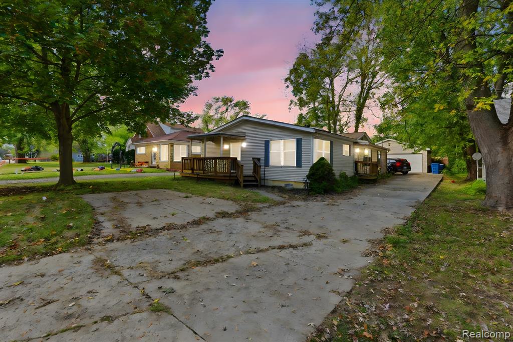 990 Voorheis Road, Waterford, MI 48328 — Photo 2