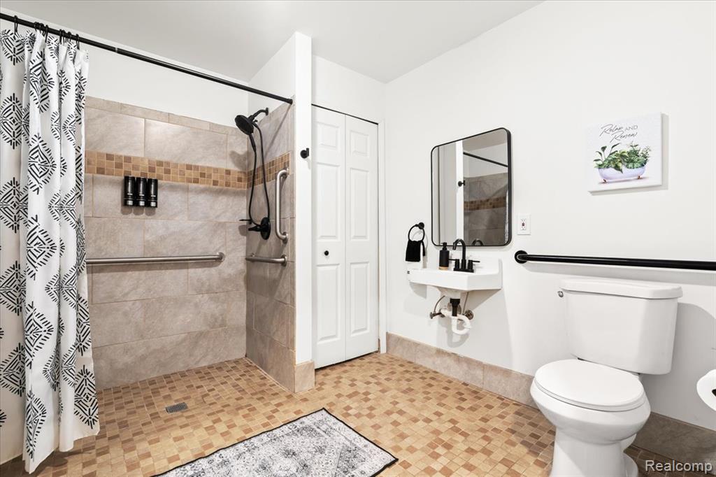 545 CALGARY Street, Auburn Hills, MI 48326 — Photo 29
