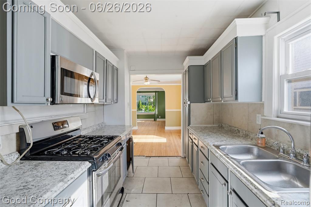 520 E Muir Avenue, Hazel Park, MI 48030 — Photo 2