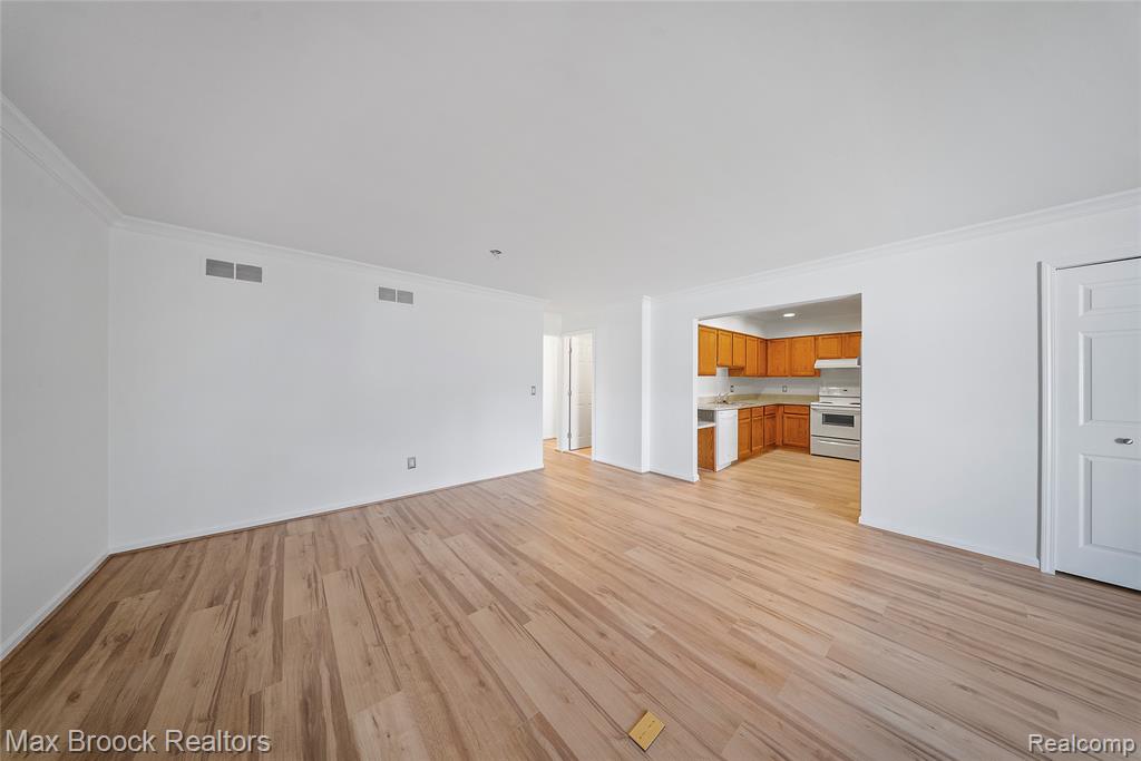 718 Claire Pointe Drive, 17, Saint Clair Shores, MI 48081 — Photo 5