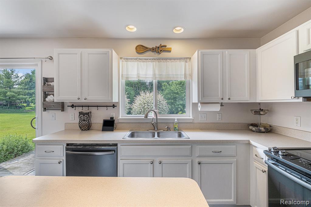 894 Canyon Creek Drive, Holly, MI 48442 — Photo 14
