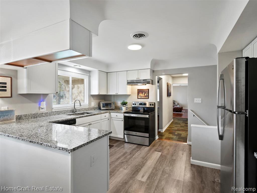 28626 SUNSET Boulevard W, Lathrup Village, MI 48076 — Photo 9