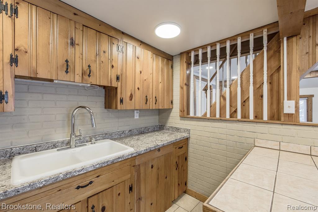 31 Heights Road, Lake Orion, MI 48362 — Photo 10