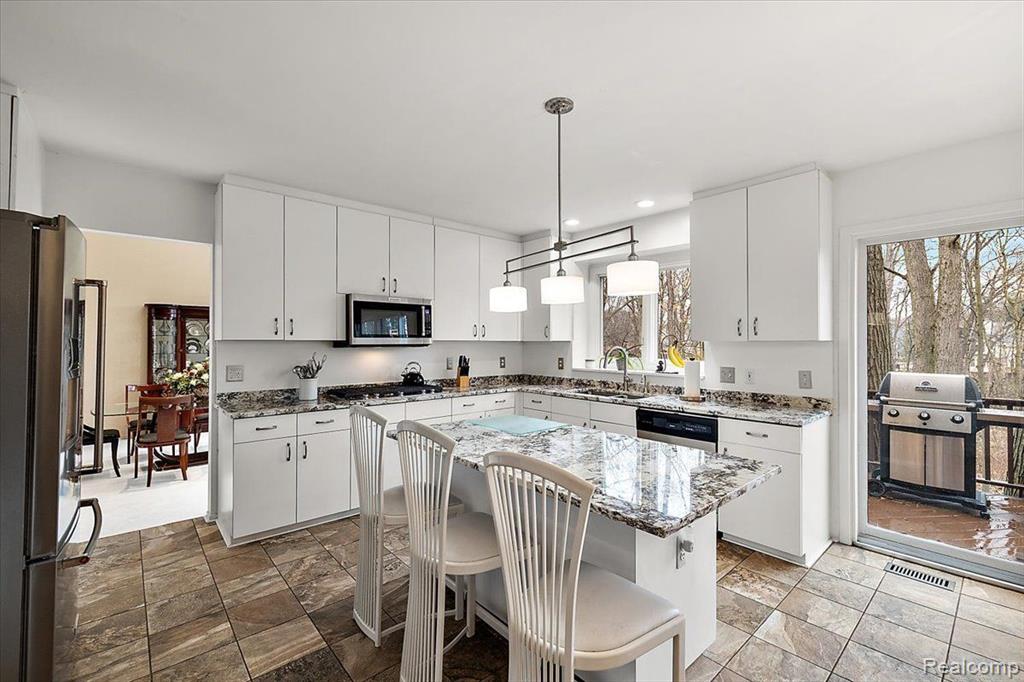 6988 LAKEMONT Circle, West Bloomfield, MI 48323 — Photo 10