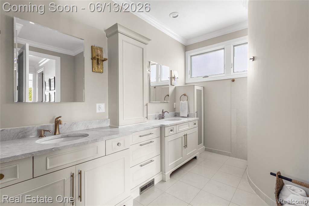 2428 Pine Lake Road, West Bloomfield, MI 48324 — Photo 46