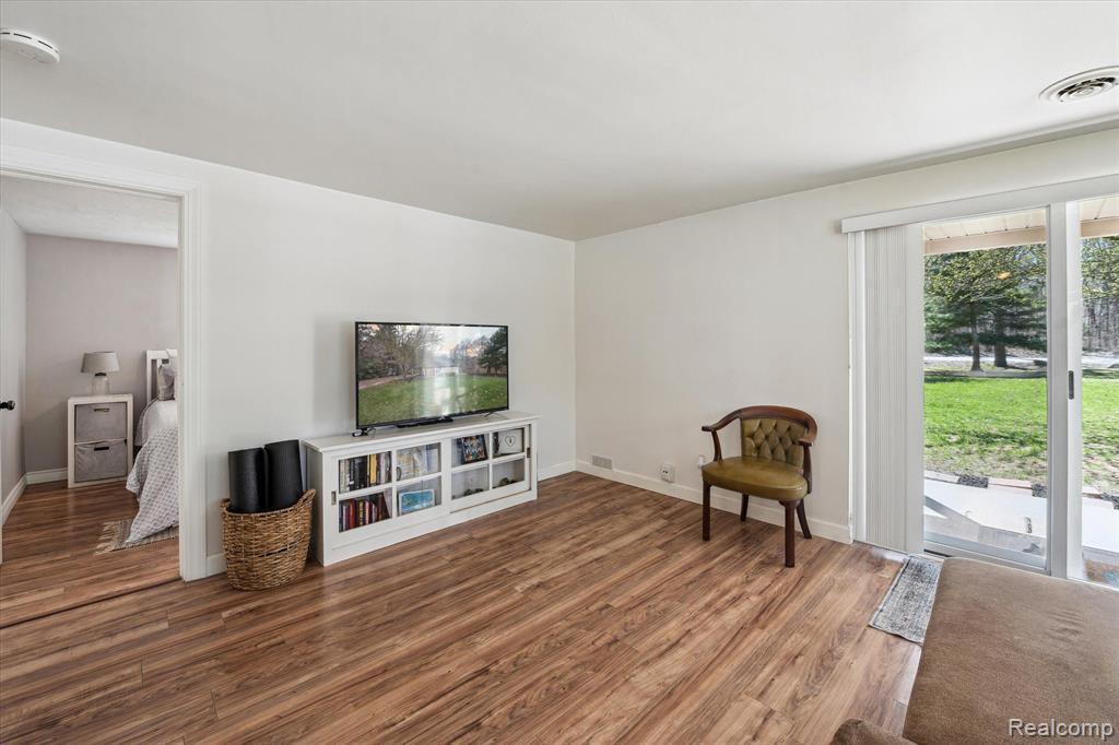 7847 HERBST Road, Brighton, MI 48114 — Photo 9